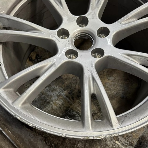 Tesla model y rim with cover - Picture 2 of 6